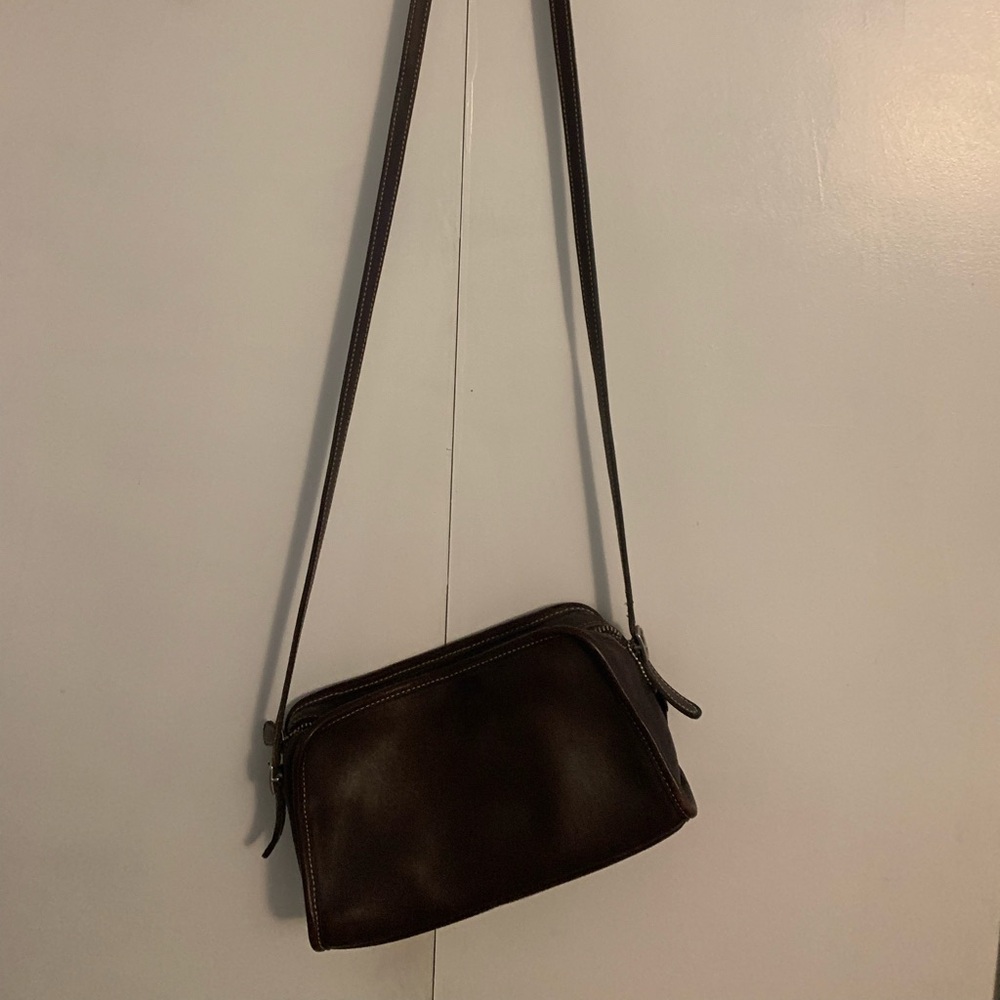 AUTHENTIC LEATHER COACH CROSSBODY HANDBAG.